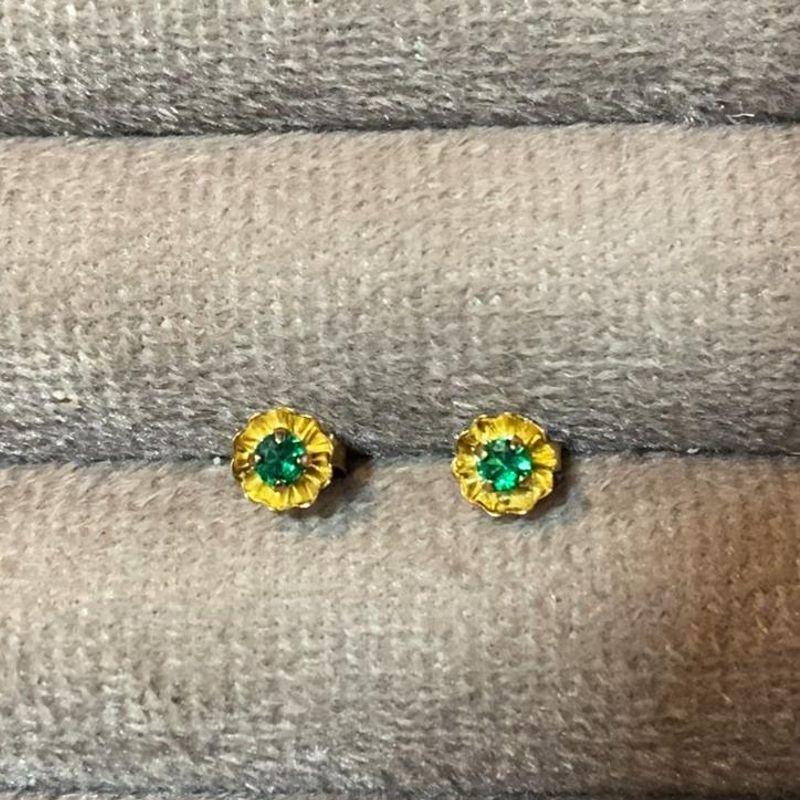 Brinco Flor com Ponto De Luz Verde