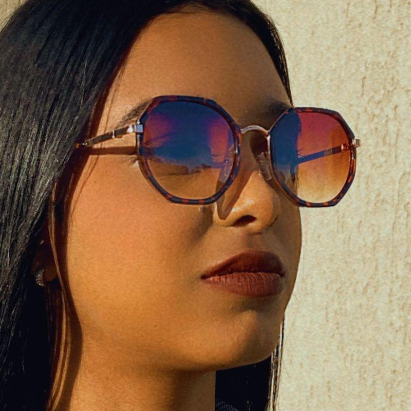 Oculos Hexagonal Estampa Onça Vermelho com Detalhes Rose