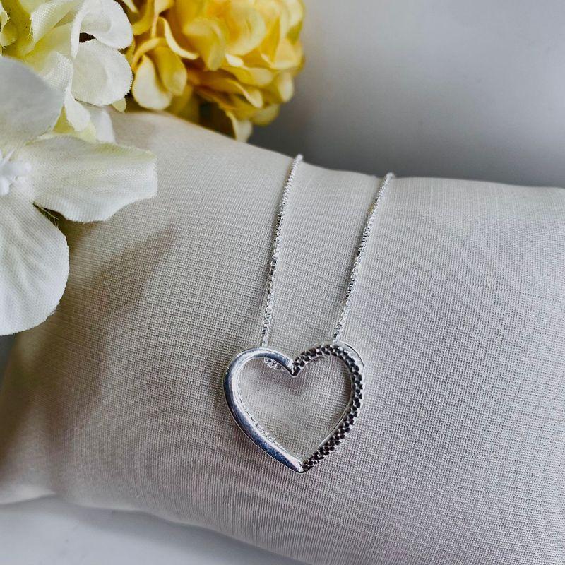 colar coração lado liso e o outro cravejado